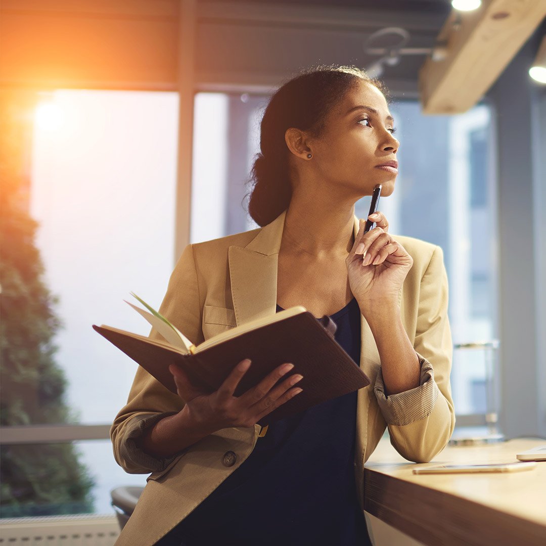 Profissional em momento de reflexão estratégica